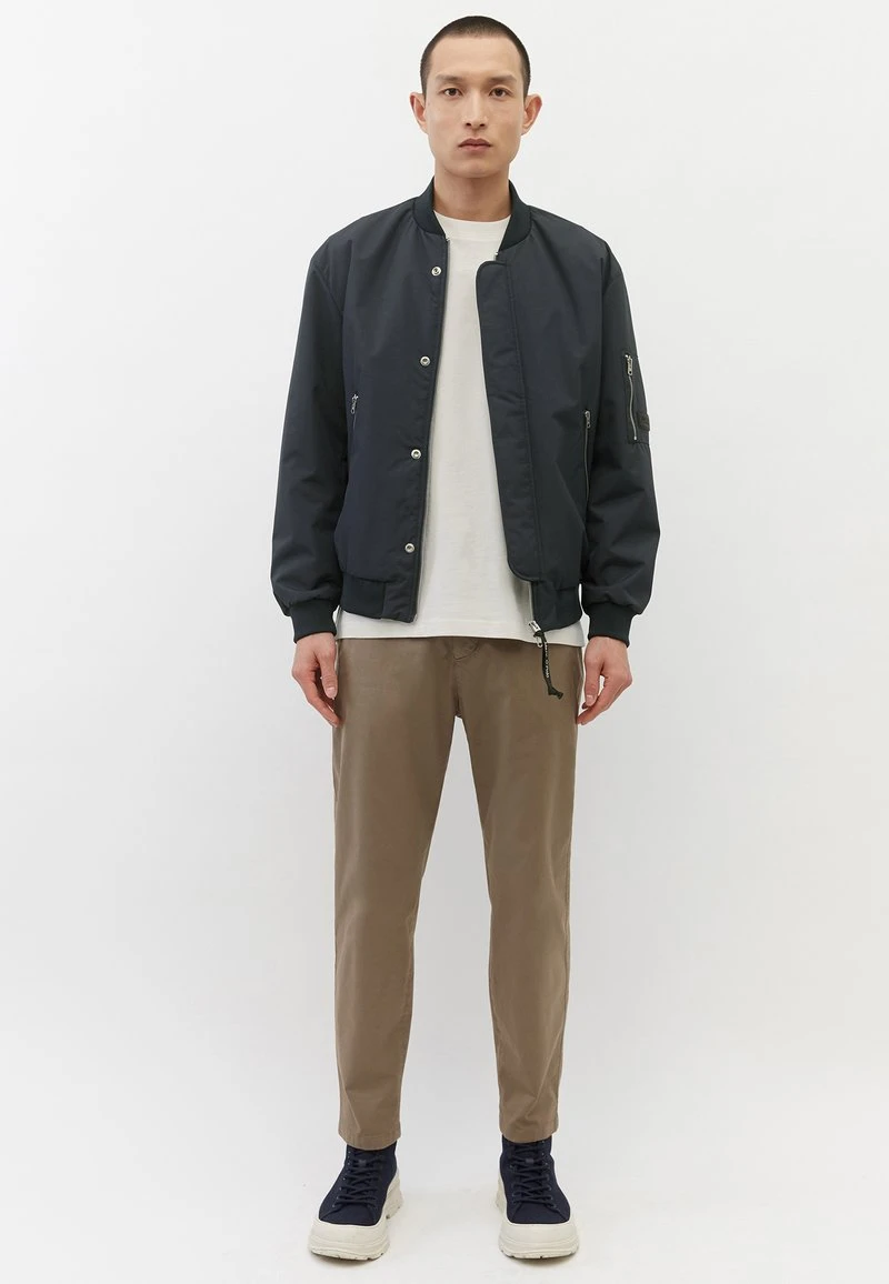 Marc O'Polo Herren AUS RECYCELTER QUALITÄT - Bomberjacke - Dark Navy 2 Marc O'Polo Herren AUS RECYCELTER QUALITÄT - Bomberjacke - Dark Navy – Bild 2