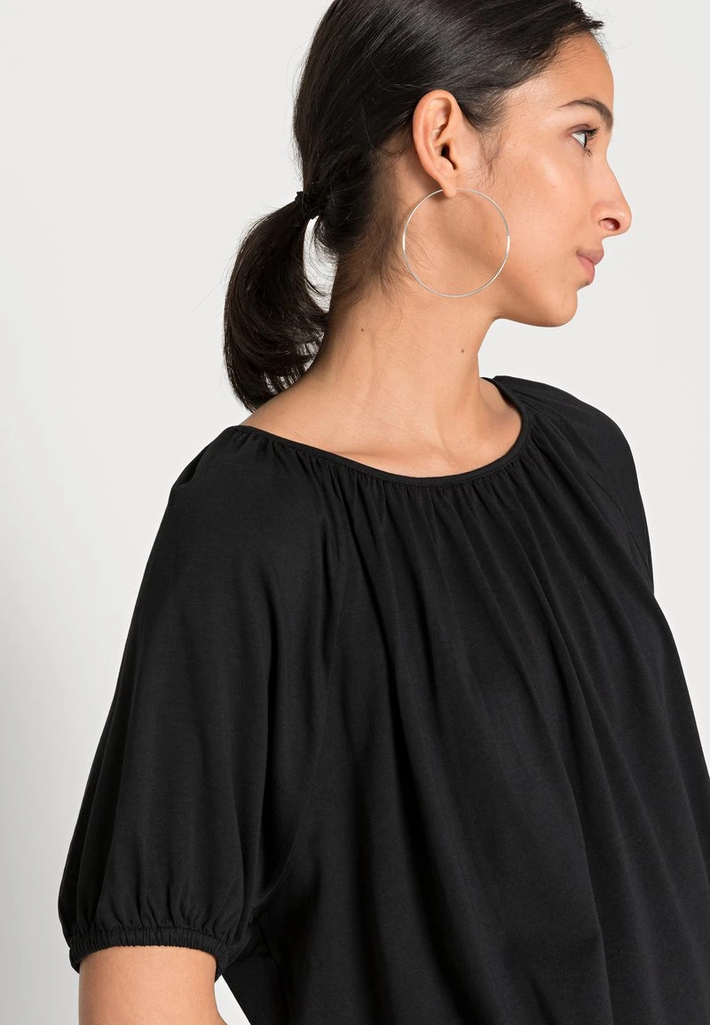 Marc O'Polo BLOUSE DEEP BOAT NECK RUFFELS AT NECKLINE PUFFER SLEEV - Bluse - Black | Damen 5 Marc O'Polo BLOUSE DEEP BOAT NECK RUFFELS AT NECKLINE PUFFER SLEEV - Bluse - Black | Damen – Bild 5