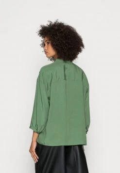 Marc O'Polo BLOUSE STAND UP COLLAR BUTTON THROUGH - Bluse - Meadow Grass | Damen -Marc O'Polo Verkäufe f296f9529089497fa50b4e09f18d5769