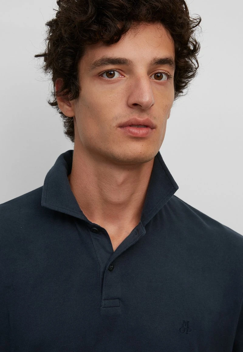 Marc O'Polo Herren LONG SLEEVE HERINGBONE DETAILS EMBROIDERY - Poloshirt - Total Eclipse 5 Marc O'Polo Herren LONG SLEEVE HERINGBONE DETAILS EMBROIDERY - Poloshirt - Total Eclipse – Bild 5