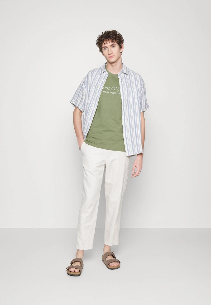 Marc O'Polo SHORT SLEEVE ROUND NECK CLASSIC - T-Shirt Print - Olive | Herren 2 Marc O'Polo SHORT SLEEVE ROUND NECK CLASSIC - T-Shirt Print - Olive | Herren – Bild 2