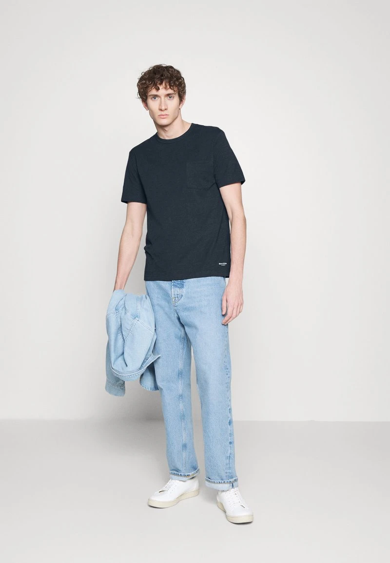 Marc O'Polo SHORT SLEEVE CREW NECK CHEST POCKET PLACED - T-Shirt Basic - Dark Navy | Herren 2 Marc O'Polo SHORT SLEEVE CREW NECK CHEST POCKET PLACED - T-Shirt Basic - Dark Navy | Herren – Bild 2